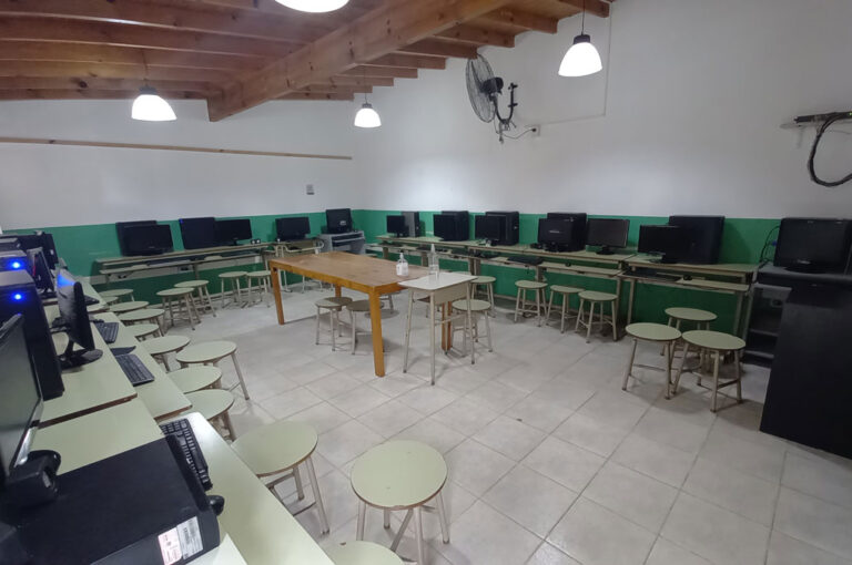 Alumnos en clase de informática